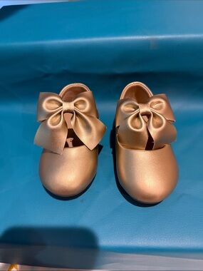 Baby Bow Mary Jane Dress Shoes in Metallic Gold